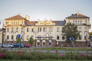 Dworzec kolejowy w Radomiu będzie nosić imię Jana Blocha. Niebawem odbędzie się uroczystość nadania patronatu, podczas której zostanie odsłonięta pamiątkowa tablica poświęcona tej postaci.