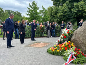 W Berlinie, tuż obok niemieckiego parlamentu, stanął symboliczny, tymczasowy pomnik upamiętniający polskie ofiary II wojny światowej. To efekt wieloletnich starań niemieckiego architekta Floriana Mausbacha oraz jego syna Leo – 34-letniego Berlińczyka, który od lat mieszka w Polsce i jest związany z Radomiem. Ich wspólną misją jest budowanie mostów między Polakami a Niemcami.