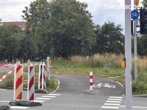 Stowarzyszenie Zielona Akcja Reaktywacja wystosowało pismo do Miejskiego Zarządu Dróg i Komunikacji w Radomiu, w którym domaga się przywrócenia możliwości legalnego przejścia pieszym na odcinku ul. Struga, pomiędzy stacją PKP Radom Gołębiów a przystankiem autobusowym (linie 17, 21, 26) w kierunku Śródmieścia.
