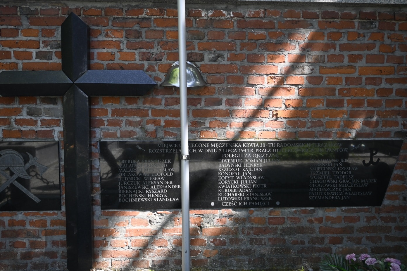 7 lipca 1944 roku to jedna z najtragiczniejszych dat w historii okupowanego przez Niemców Radomia. Tego dnia doszło do dwóch egzekucji publicznych, w wyniku których życie straciło 30 młodych mężczyzn związanych z Pomocniczą Służbą Przeciwlotniczą (Luftschutz-Hilfsdienst – LHD).