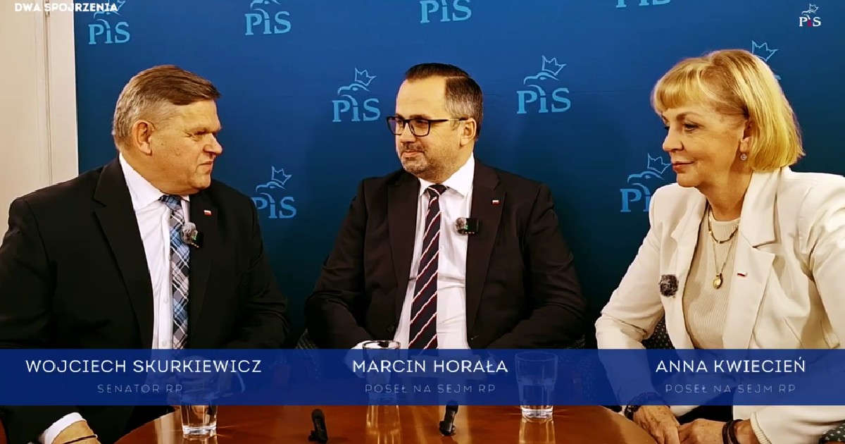 Centralny Port Komunikacyjny, kolej dużych prędkości i lotnisko w Radomiu – to tematy, które w najnowszym odcinku podcastu „Dwa spojrzenia” poruszają Anna Kwiecień i senator Wojciech Skurkiewicz wraz z Marcinem Horałą, byłym pełnomocnikiem rządu ds. CPK. Według niego, działania obecnego rządu zagrażają nie tylko realizacji CPK, ale także rozwojowi infrastruktury kolejowej i potencjału radomskiego lotniska.