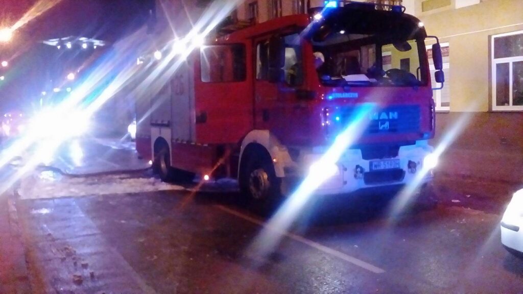 W czwartkowe popołudnie 15 stycznia 2026 roku w jednym z domów przy ulicy Mazowieckiej w Radomiu doszło do poważnego zadymienia. Na szczęście dzięki szybkiej interwencji Straży Miejskiej, Straży Pożarnej i zespołu ratownictwa medycznego nikt nie ucierpiał.