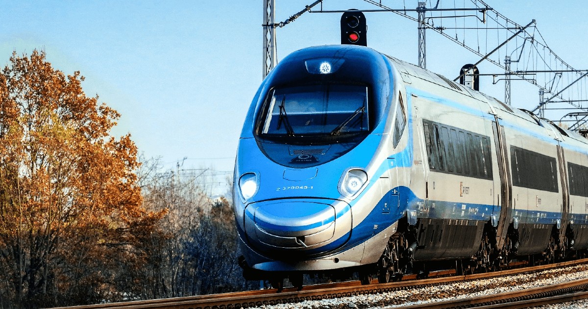 Interpelacja dotycząca transportu kolejowego wywołała burzliwą dyskusję. Posłanka Paulina Matysiak zwraca uwagę na dostępność tanich i szybkich połączeń, natomiast społecznicy z Radomia wskazują na głębszy problem marginalizacji regionów.