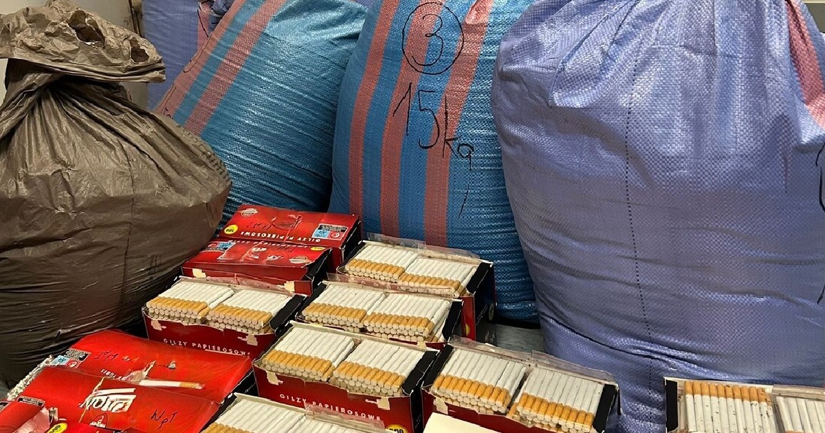 100 kilogramów krajanki tytoniowej i 800 paczek papierosów bez polskich znaków akcyzy zabezpieczyli radomscy policjanci. Do sprawy zatrzymano 58-letniego mieszkańca powiatu radomskiego. Straty Skarbu Państwa oszacowano na ponad 190 tysięcy złotych.