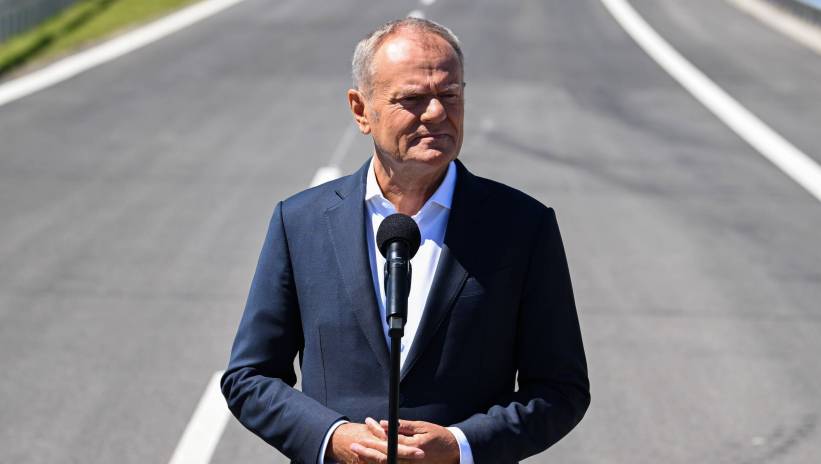 Fot. PAP/Andrzej Jackowski Leśnice, 24.06.2026. Premier Donald Tusk na konferencji prasowej zapowiadającej otwarcie ostatniego odcinka drogi ekspresowej S6 w województwie pomorskim, 24 bm. w miejscowości Leśnice. Chodzi o ok. 40-kilometrowy fragment między Leśnicami a Słupskiem, który ma zostać udostępniony kierowcom w piątek, 26 bm. Oddanie tego odcinka zakończy budowę trasy i zapewni nieprzerwane połączenie ekspresowe między Trójmiastem a Szczecinem. (mr) PAP/Andrzej Jackowski