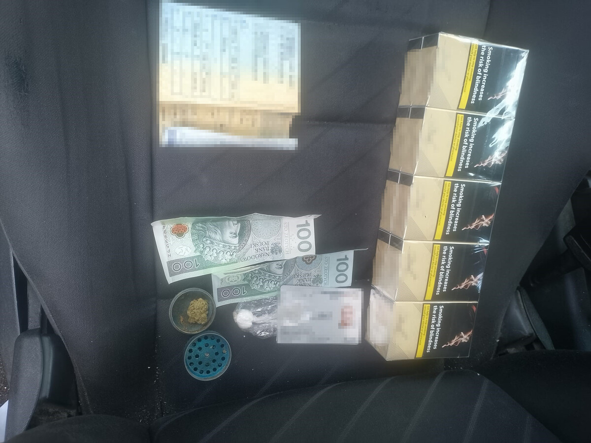 Policjanci z Ciepielowa zatrzymali trzech mężczyzn po tym, jak podczas patrolu zauważyli podejrzaną wymianę pieniędzy i zawiniątka między osobami stojącymi przy samochodach. W trakcie dalszych czynności u jednego z zatrzymanych zabezpieczono blisko pół kilograma mefedronu i marihuany. Sąd zdecydował o jego tymczasowym aresztowaniu.