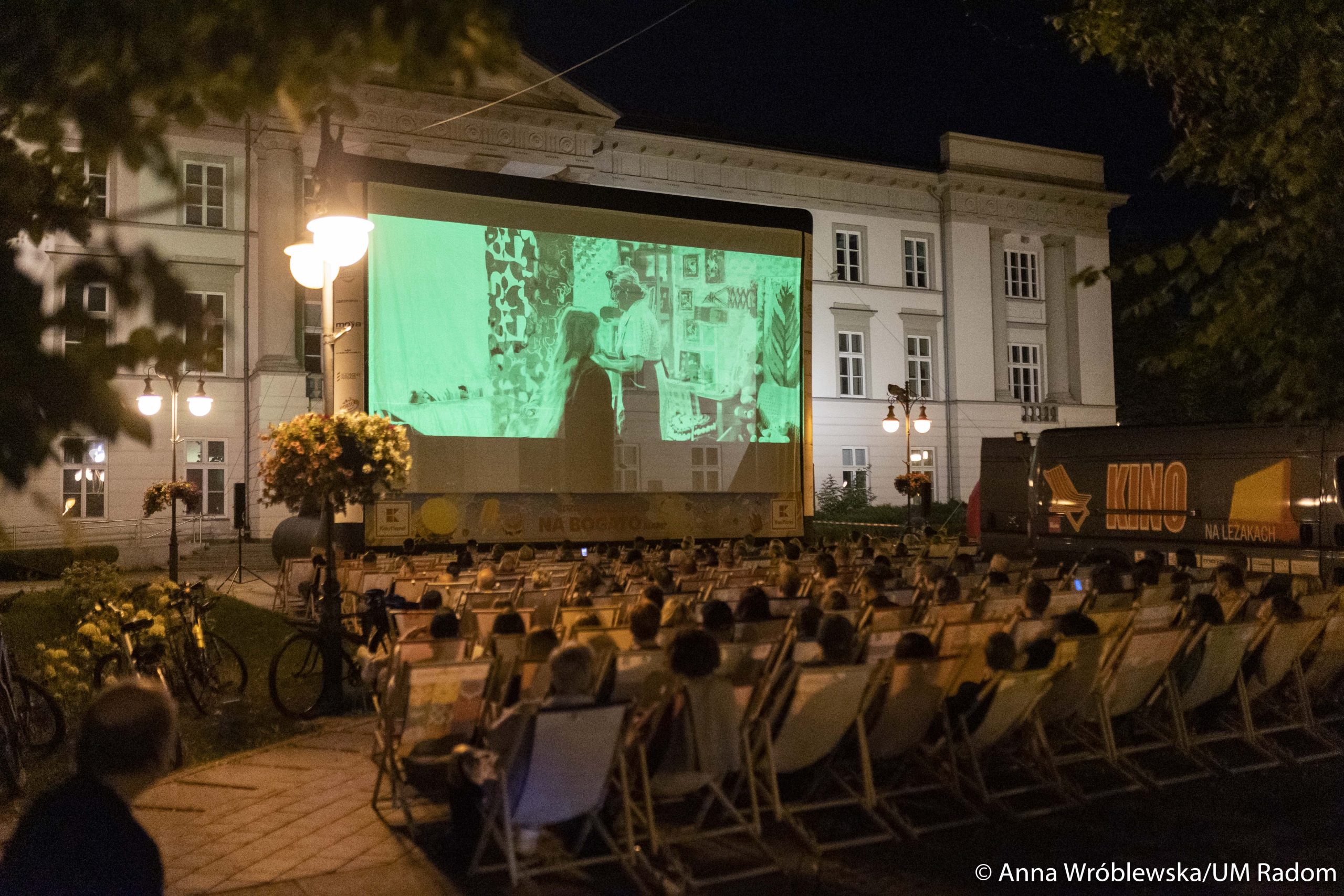 Mieszkańcy Radomia ponownie będą mogli oglądać filmy na świeżym powietrzu. 17 lipca rozpoczyna się kolejna edycja „Darmowego Kina w Radomiu”. W programie znalazły się seanse w kilku lokalizacjach, a udział we wszystkich wydarzeniach będzie bezpłatny.