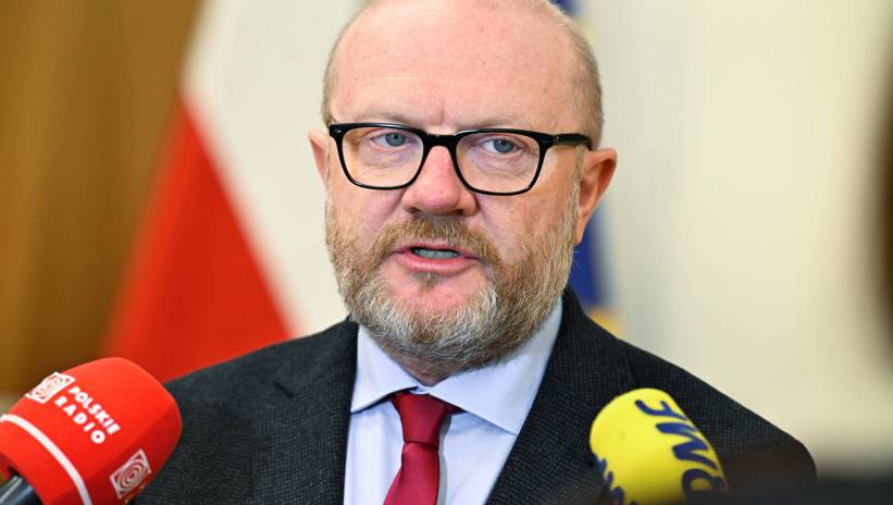 Fot. PAP/Wiktor Dąbkowski Bruksela, Belgia, 13.11.2025. Wiceminister spraw wewnętrznych i administracji Maciej Duszczyk podczas konferencji prasowej w siedzibie Stałego Przedstawicielstwa Polski w Brukseli, 13 bm. Konferencja dot. złożyłonego przez Polskę wniosku o zwolnienie z mechanizmu relokacji migrantów. (jm) PAP/Wiktor Dąbkowski