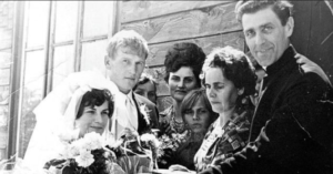 Zanim został kapłanem, który swoją odwagą zapisał się w historii Radomia i Czerwca ’76, był po prostu Romkiem z Koniemłotów. Już jako kilkuletni chłopiec wiedział, kim chce zostać. Urządzał w domu własny „ołtarz”, odprawiał msze w polu i modlił się z książką. Duży wpływ na jego późniejszą posługę miał również ojciec – lokalny społecznik, komendant straży pożarnej i organizator wiejskich przedstawień.