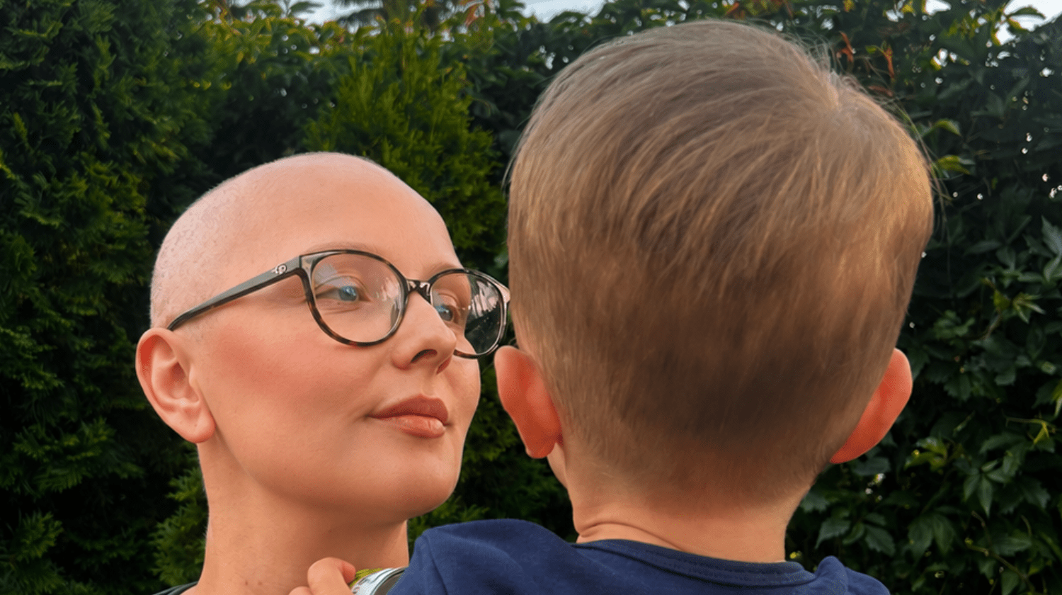 Agnieszka Tłuczkiewicz-Czarnecka walczy z zaawansowanym nowotworem piersi. Chorobę zdiagnozowano u niej w czasie ciąży. Po intensywnym leczeniu i narodzinach zdrowego synka kobieta usłyszała kolejną dramatyczną diagnozę – badania wykazały przerzuty do kości, wątroby i płuc. Teraz zbiera pieniądze na kosztowną, eksperymentalną terapię.