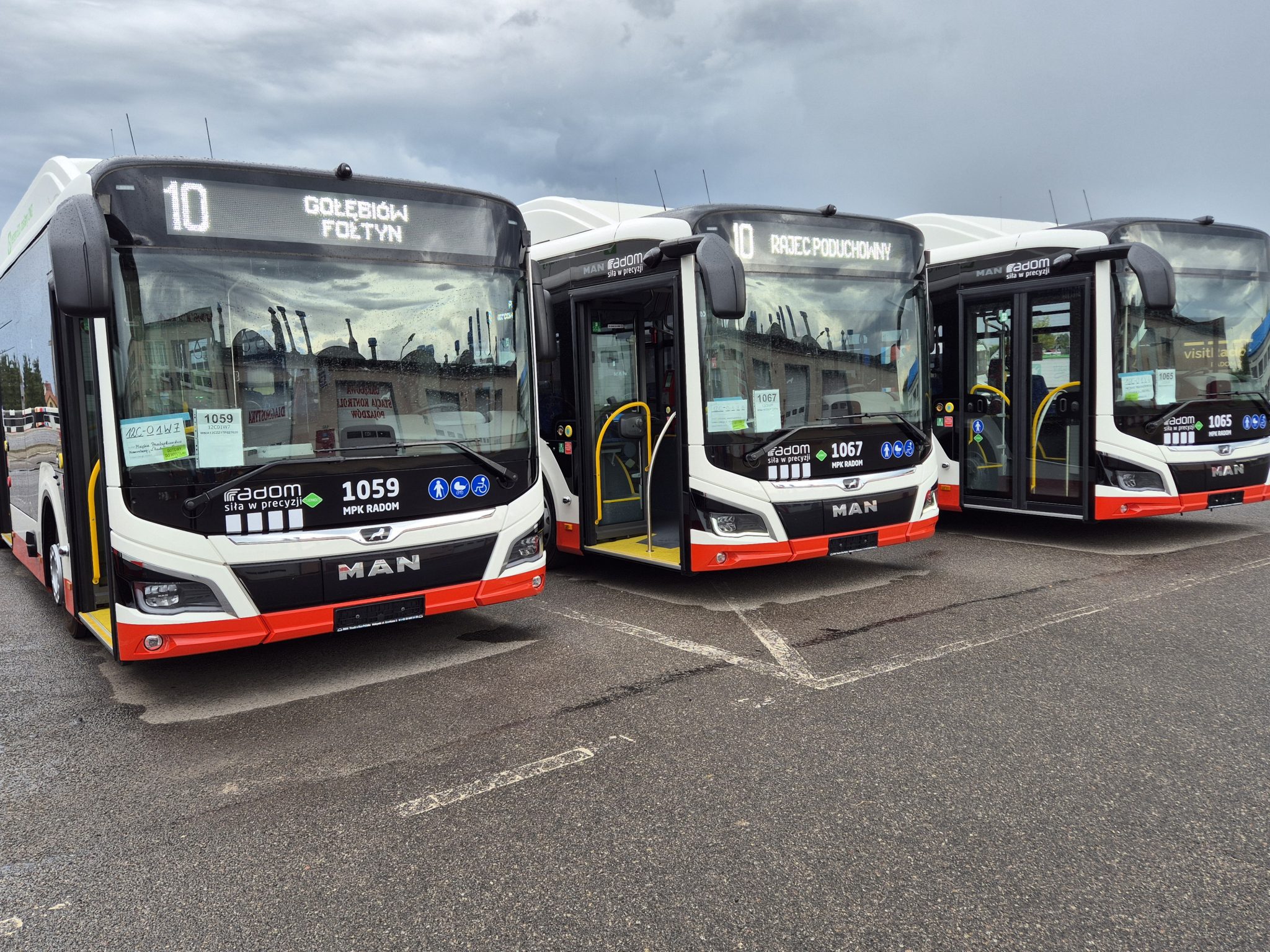 Na ulice Radomia wyjechało 10 nowych autobusów zasilanych sprężonym gazem ziemnym CNG. Pojazdy zostały zakupione przez Miejskie Przedsiębiorstwo Komunikacji w ramach projektu modernizacji i ekologizacji miejskiego transportu. To pierwsza część większego zamówienia obejmującego łącznie 20 autobusów.
