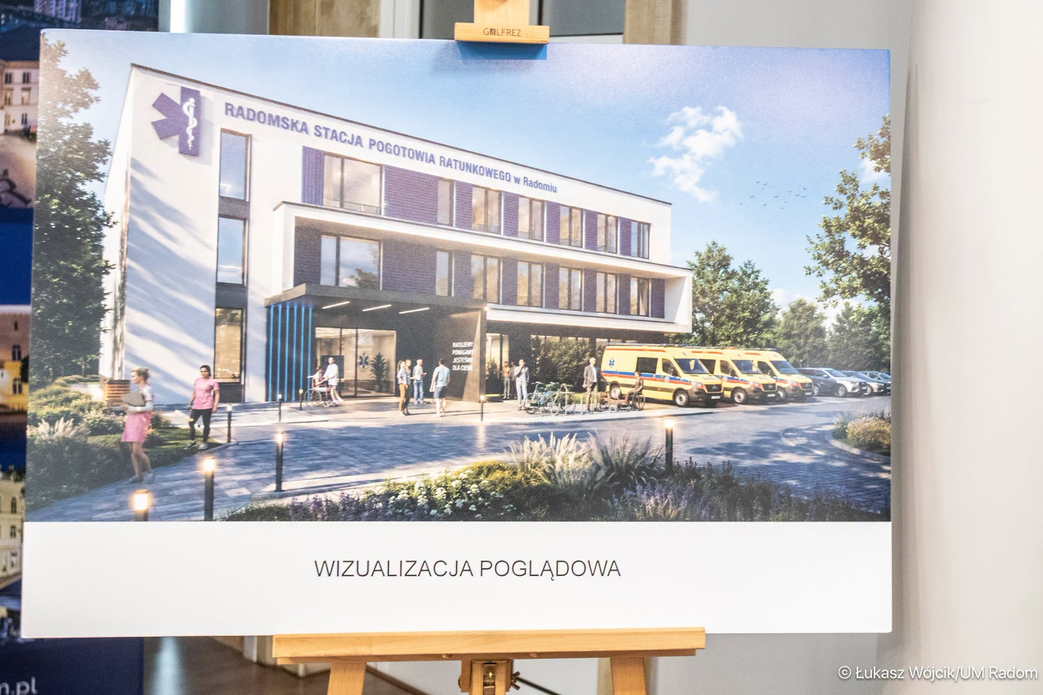 Radomskie Pogotowie Ratunkowe będzie miało nową siedzibę. Miasto zdecydowało, że zamiast remontować wyeksploatowany budynek przy ul. Tochtermana, wybuduje nowy obiekt. Wybrana lokalizacja znajduje się u zbiegu ulic Narutowicza i Paździora. Inwestycja ma kosztować około 10–11 mln zł.